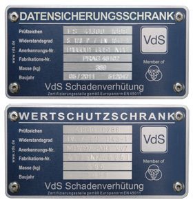 Zertifizierungsplaketten für einen einbruch- und feuersicheren Tresor